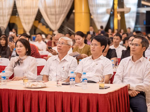 Đại diện Ban Tuyên giáo Tỉnh ủy; Sở GD&amp;ĐT; Hội Khuyến học tỉnh Hà Tĩnh dự chương trình.