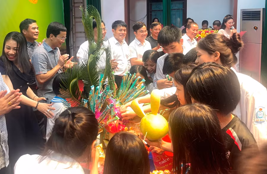 Các đại biểu và các em học sinh đã cùng tham gia "phá cỗ" đón trung thu sớm tại chương trình "Sưởi ấm yêu thương".