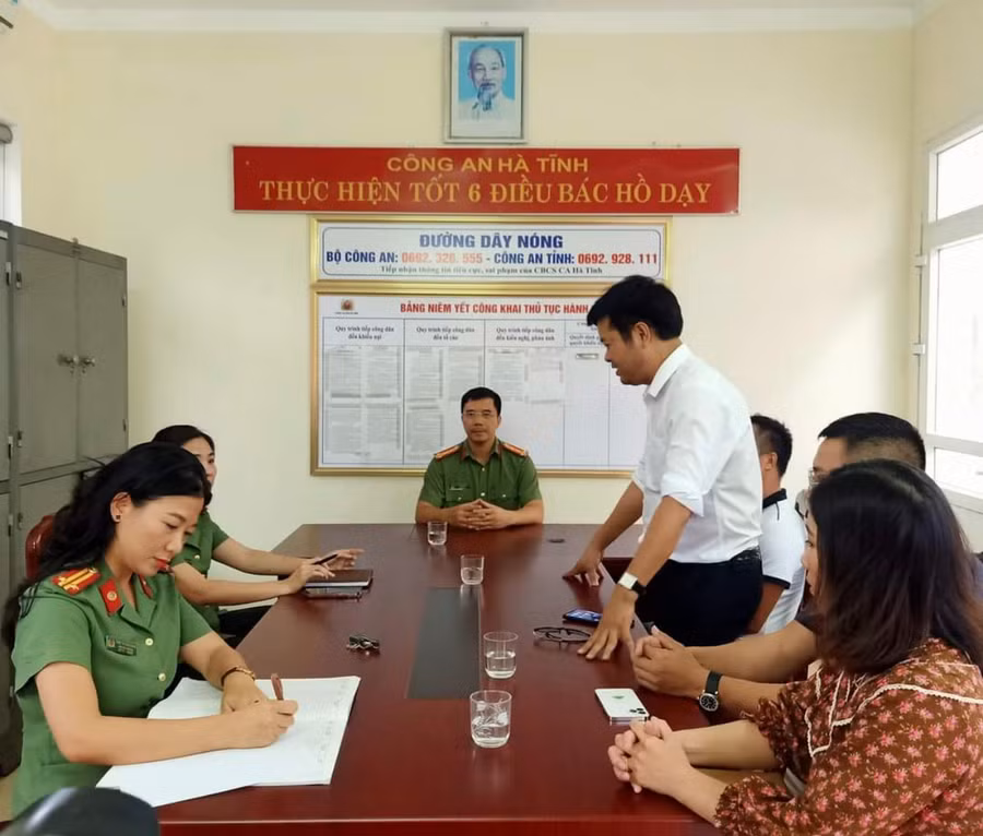 Đại tá Nguyễn Hồng Phong - Giám đốc Công an Hà Tĩnh tiếp nhận thông tin tố cáo.