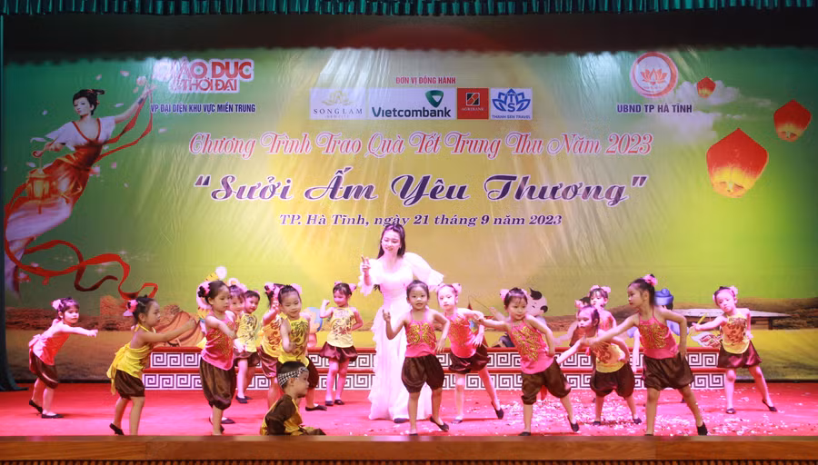 Những tiết mục văn nghệ vui Tết Trung thu đặc sắc, sôi nổi, do giáo viên và học sinh đến từ các trường Mầm non và Tiểu học TP Hà Tĩnh biểu diễn.