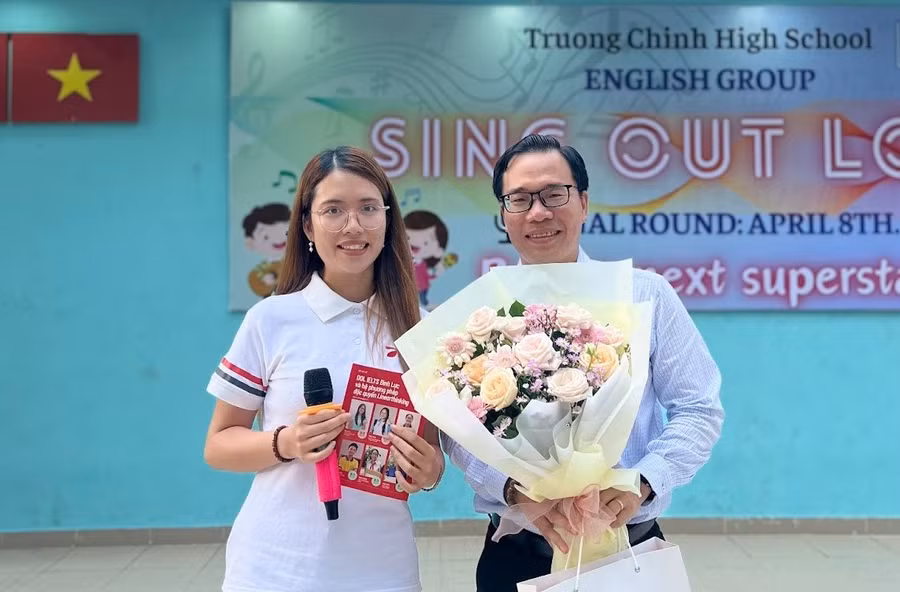 Đại diện DOL IELTS Đình Lực tặng quà BGH trường THPT Trường Chinh.