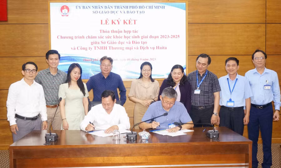 Ông Dương Trí Dũng và ông Nguyễn Sinh Pháp đồng chủ trì buổi ký kết
