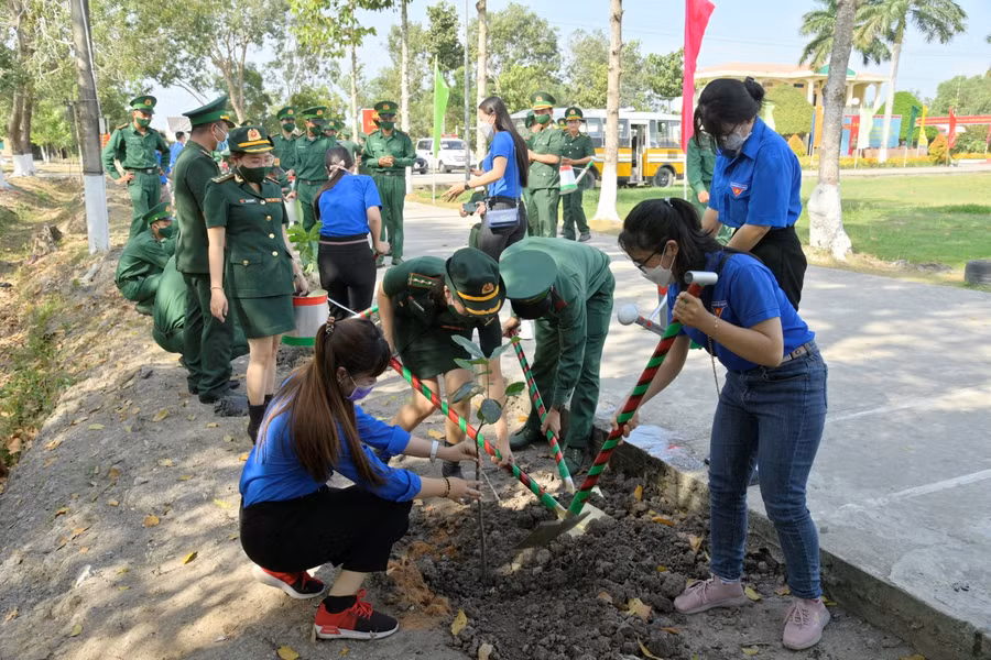 Cán bộ, chiến sĩ bộ đội Biên phòng Kiên Giang và đoàn viên thanh niên huyện Hòn Đất trồng cây sau lễ phát động.