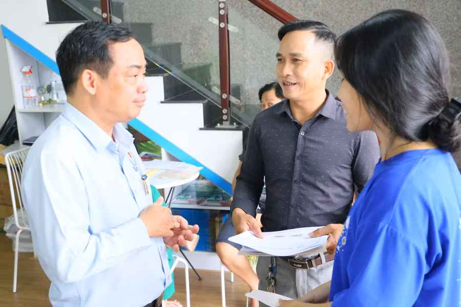 Thạc sĩ Nguyễn Đăng Lý trao đổi với phụ huynh và học sinh khi đến làm thủ tục nhập học hệ 9+ tại trường.