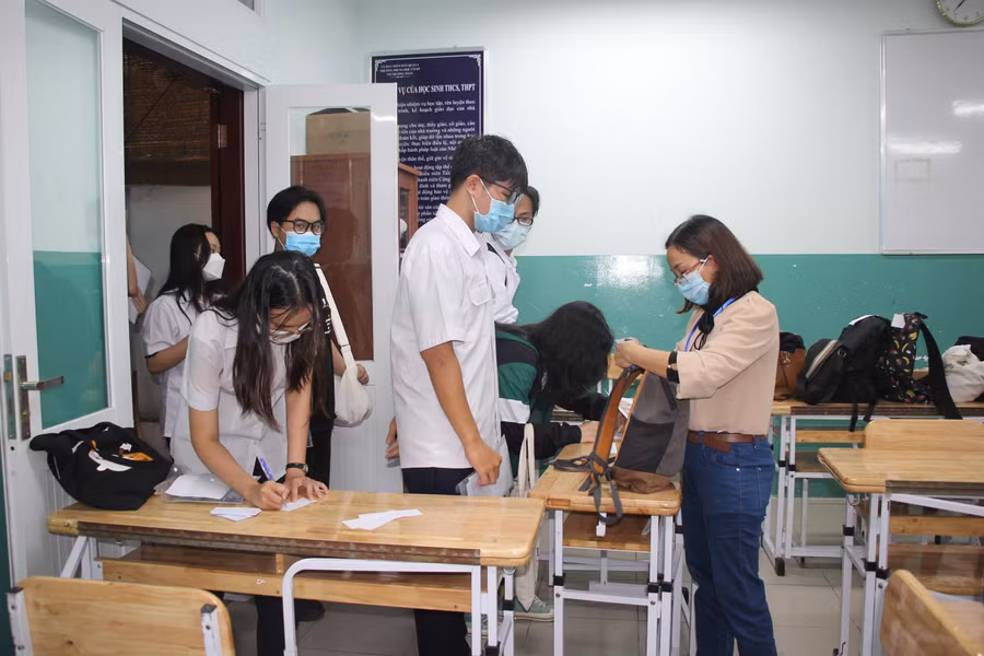Thí sinh gửi đồ trước khi vào phòng thi nghe phổ biến quy chế. Thí sinh gửi đồ trước khi vào phòng thi nghe phổ biến quy chế.