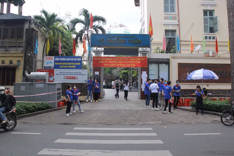 Lực lượng tình nguyện viên có mặt từ rất sớm tại các điểm thi để hỗ trợ các thí sinh trong buổi làm thủ tục dự thi.