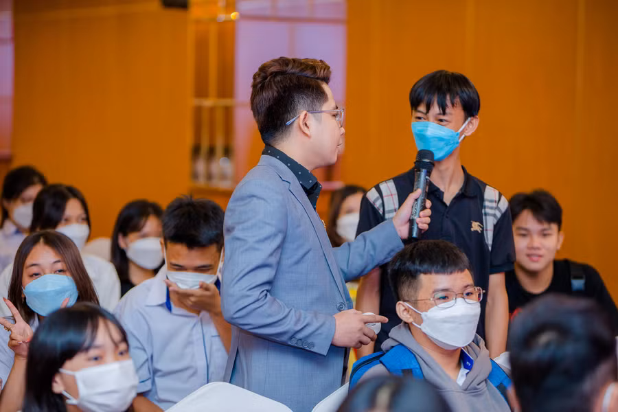Học sinh Trường THPT Trần Nhân Tông hào hứng tham gia chuyên đề “Biết ơn cha mẹ”.