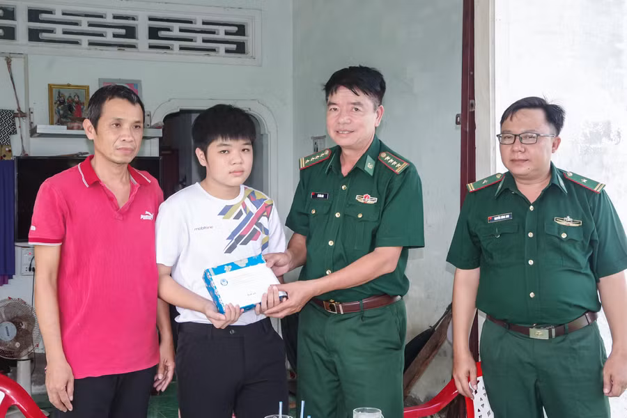 Lãnh đạo BĐBP tỉnh Sóc Trăng đến tận nhà trao học bổng cho các em học sinh có hoàn cảnh khó khăn trong chương trình “Nâng bước em tới trường”.