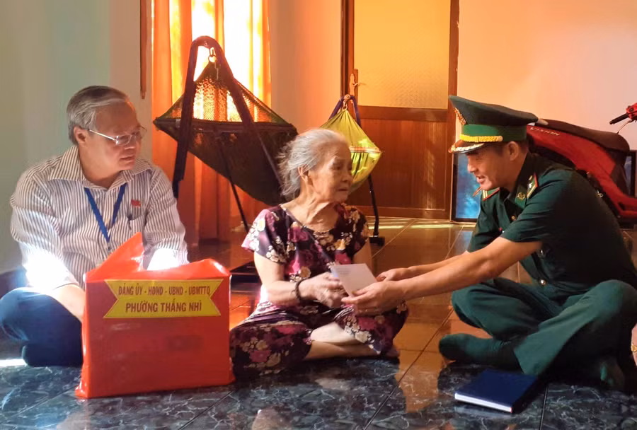 Đồn Biên phòng Bến đá và chính quyền địa phương tặng quà cho gia đình chính sách.