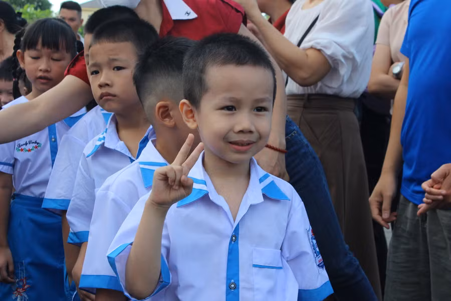 Học sinh háo hức bắt đầu năm học mới.