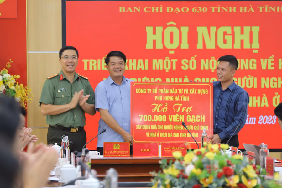 Ban chỉ đạo 630 tiếp nhận 700.000 viên gạch hỗ trợ xây nhà ở cho người nghèo.