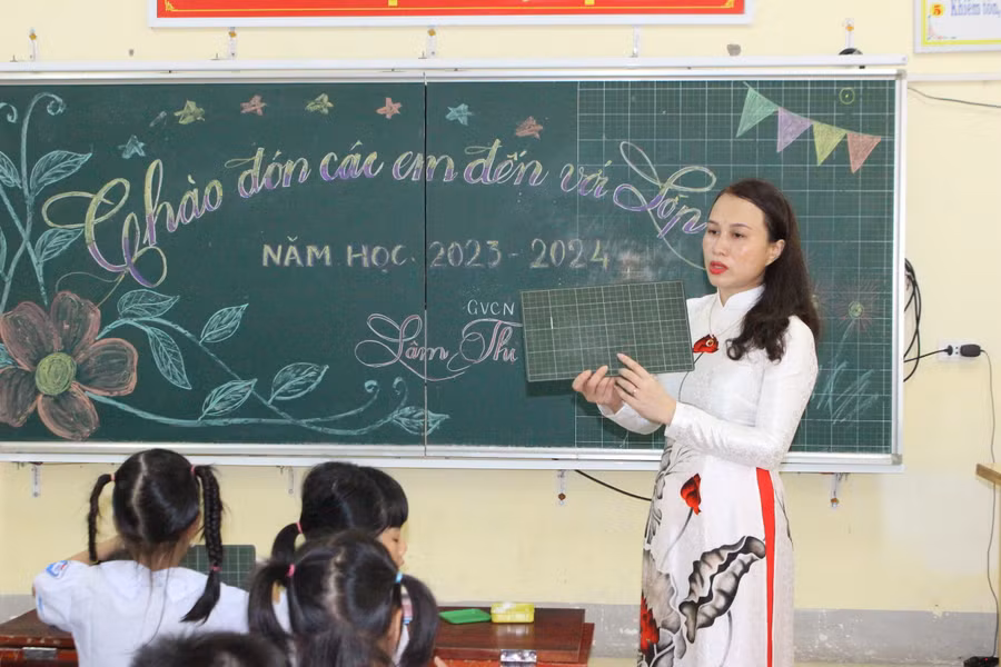 Giáo viên hướng dẫn học sinh làm quen với một số đồ dùng học tập.