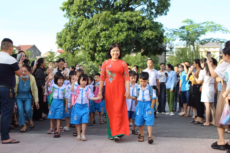 Trường Tiểu học Nam Hà chào đón học sinh lớp 1 tựu trường.