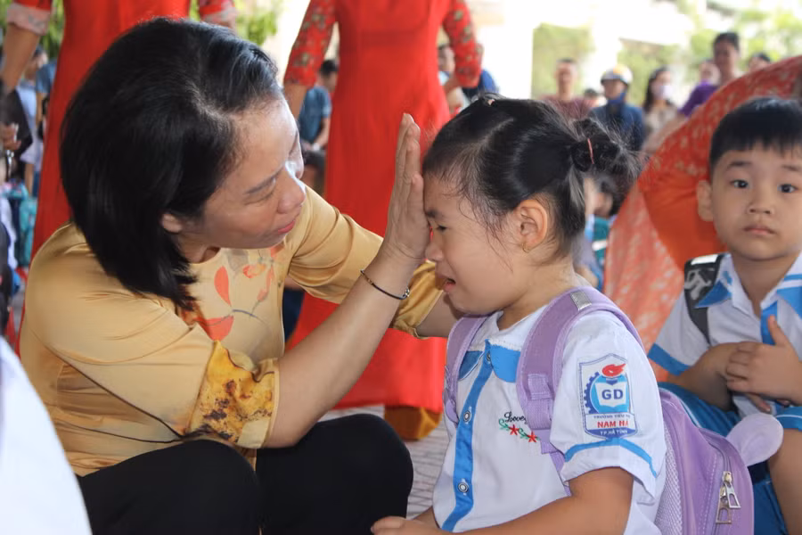 Giáo viên phải động viên, dỗ dành để các em làm quen với buổi đầu đi học.