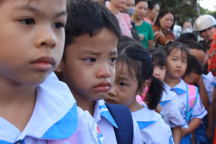 Nhiều em vẫn còn bỡ ngỡ, lạ lẫm với ngôi trường mới.