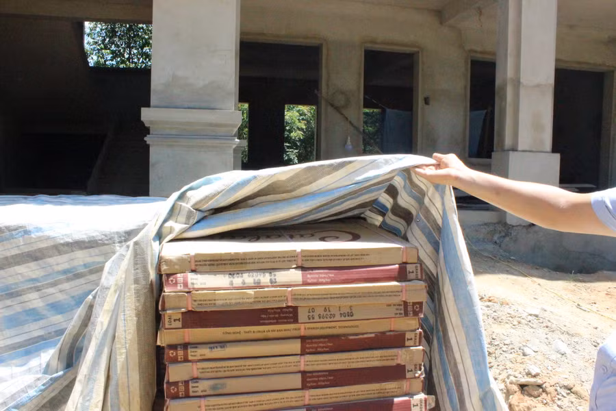 Gạch ốp đã chở đến công trình trong thời gian dài nhưng chưa được sử dụng.