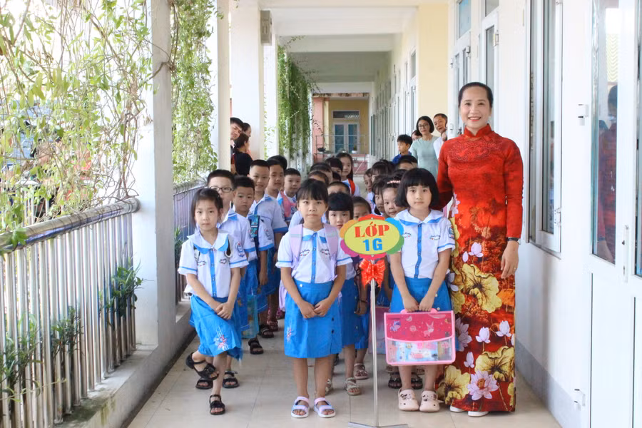 Ngay trong ngày đầu tiên, các em học sinh sẽ được giáo viên đưa vào lớp và xếp chỗ ngồi.