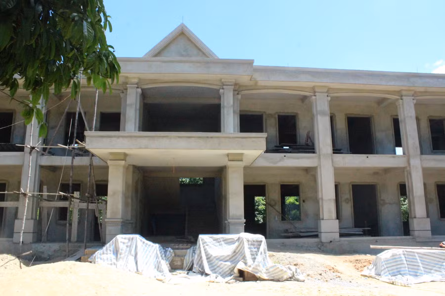 Công trình nhà học bộ môn đang thi công dang dở.