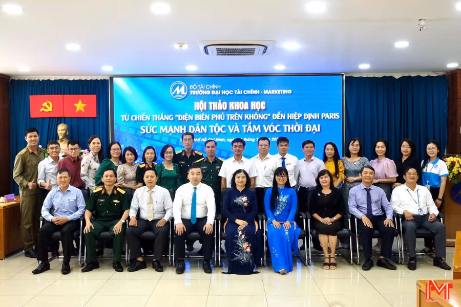 Các đại biểu chụp hình lưu niệm tại hội thảo. Các đại biểu chụp hình lưu niệm tại hội thảo.
