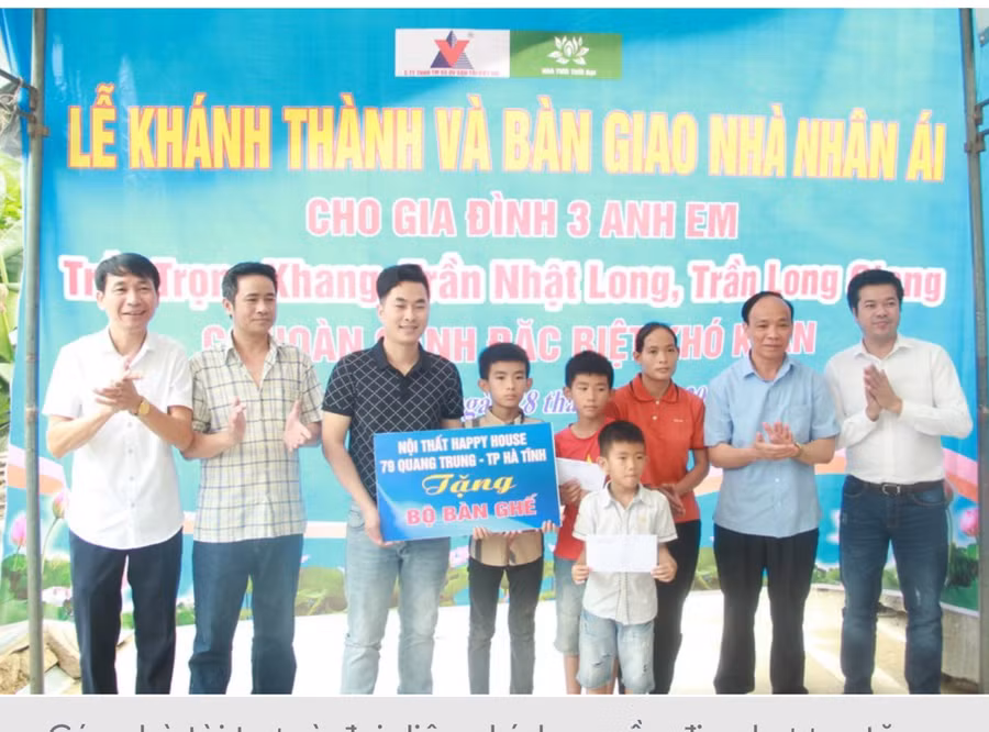Báo GD&amp;TĐ khu vực MTTN cùng chính quyền địa phương, nhà hảo tâm trao nhà và quà cho 3 anh em Khang, Giang và Long.