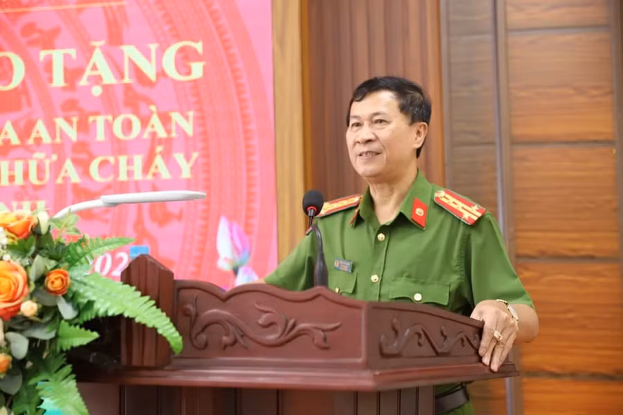 Đại tá Đặng Hoài Sơn - Phó Giám đốc Công an Hà Tĩnh, phát biểu tại lễ tiếp nhận. Đại tá Đặng Hoài Sơn - Phó Giám đốc Công an Hà Tĩnh, phát biểu tại lễ tiếp nhận.