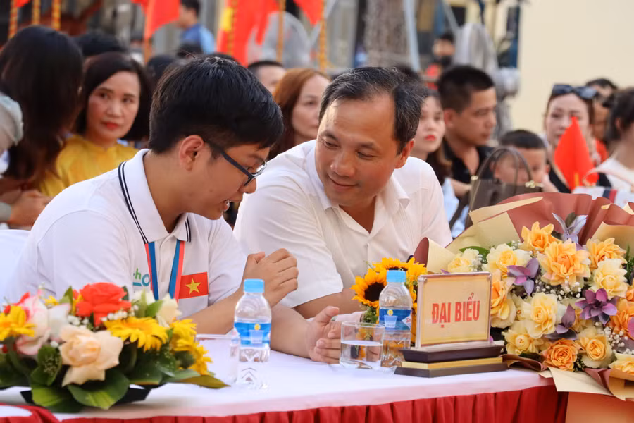 Bí thư Tỉnh ủy Hà Tĩnh Hoàng Trung Dũng trò chuyện với em Đinh Cao Sơn tại buổi gặp mặt. Bí thư Tỉnh ủy Hà Tĩnh Hoàng Trung Dũng trò chuyện với em Đinh Cao Sơn tại buổi gặp mặt.