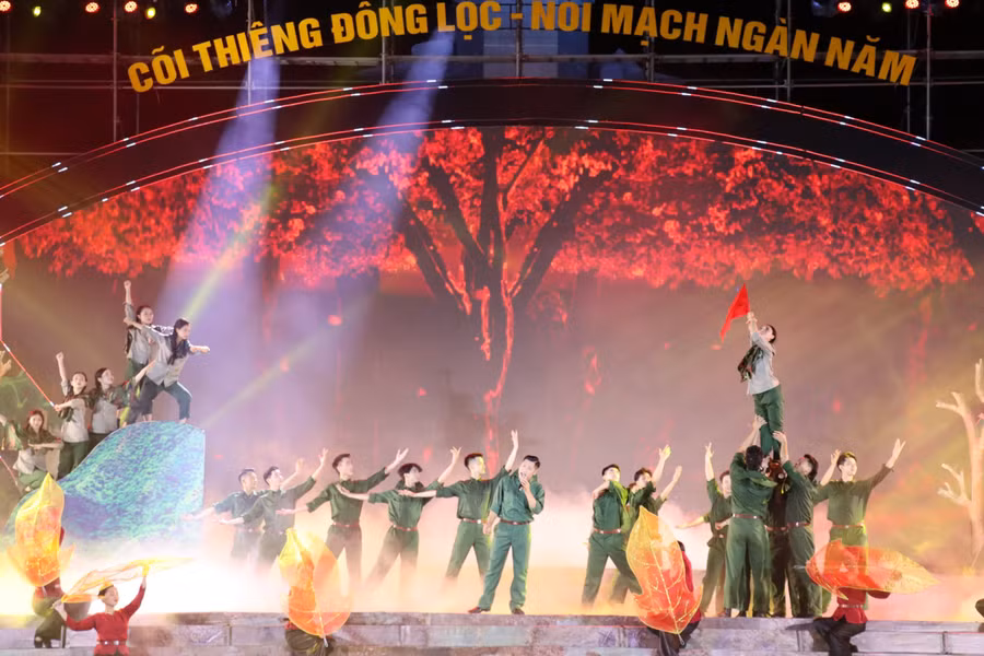Chương trình tái hiện lại sự hy sinh anh dũng của 10 nữ TNXP tại Ngã ba Đồng Lộc. Chương trình tái hiện lại sự hy sinh anh dũng của 10 nữ TNXP tại Ngã ba Đồng Lộc.
