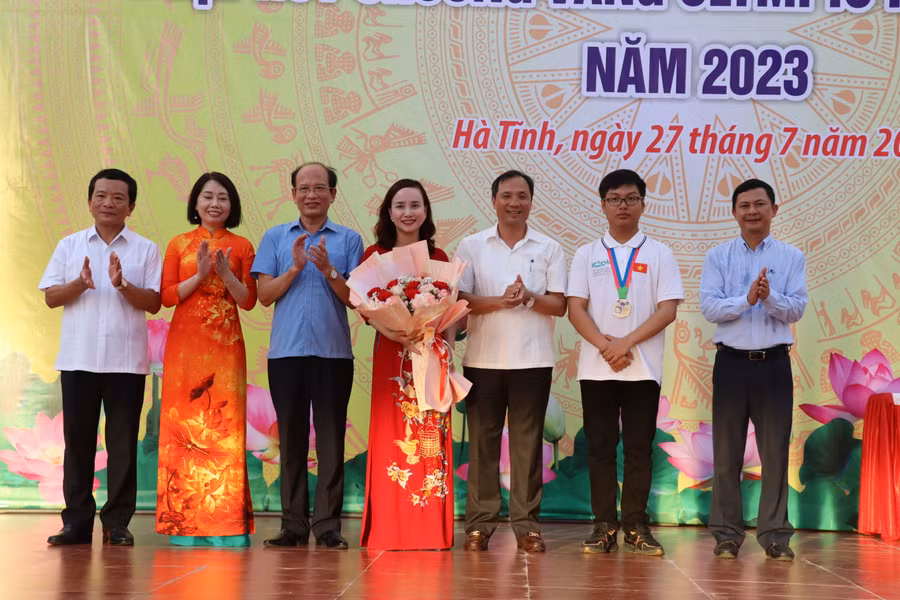 Lãnh đạo tỉnh Hà Tĩnh đón em Đinh Cao Sơn - HCV Olympic Hóa học 2023.