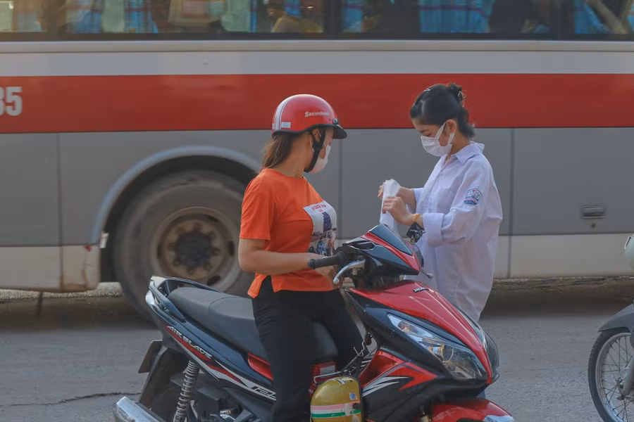 Thí sinh kiểm tra lại giấy tờ thi và tạm biệt mẹ để vào phòng thi, chuẩn bị sẵn sàng cho môn thi cuối.