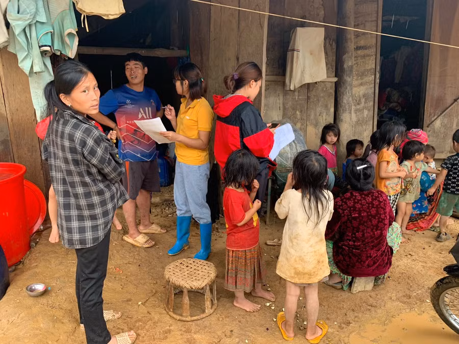 Giáo viên trường Mầm non Mường Mươn số 2 (Mường Chà, Điện Biên) tới từng hộ để dân vận động đưa con tới lớp.