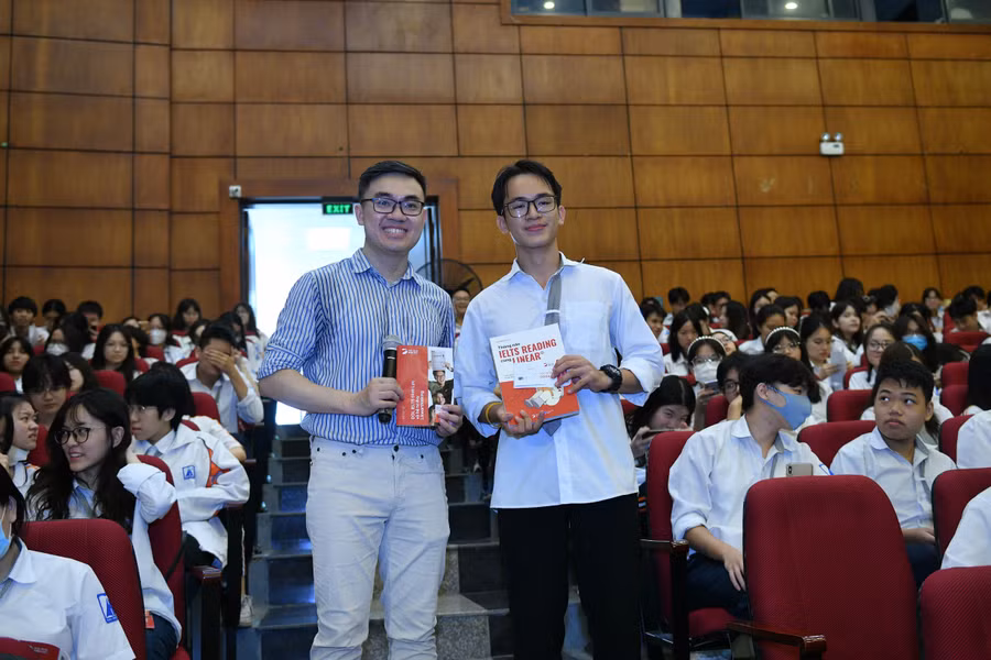 Giáo viên của DOL English trong buổi giao lưu, chia sẻ về phương pháp học tiếng Anh tư duy Linearthinking tại THPT chuyên Hà Nội - Amsterdam - Ảnh: NVCC.
