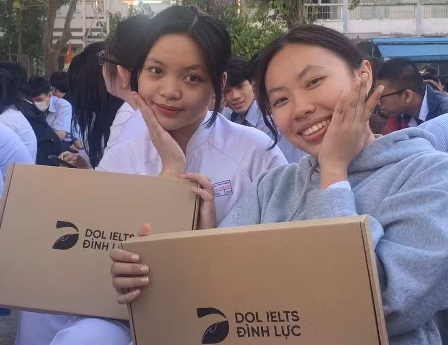 Phần quà đặc biệt DOL English dành tặng các bạn học sinh.