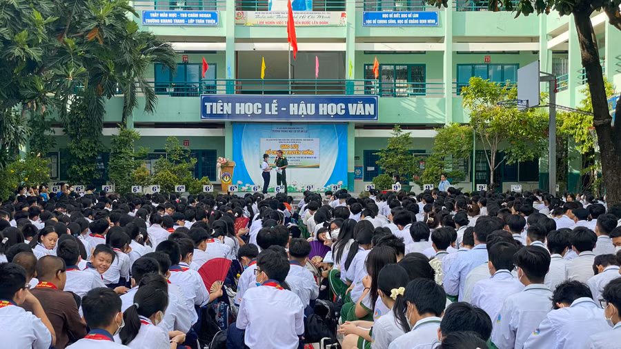 Học sinh Trường THCS An Lạc nghe các bác cựu chiến binh kể chuyện về Bác Hồ. Học sinh Trường THCS An Lạc nghe các bác cựu chiến binh kể chuyện về Bác Hồ.