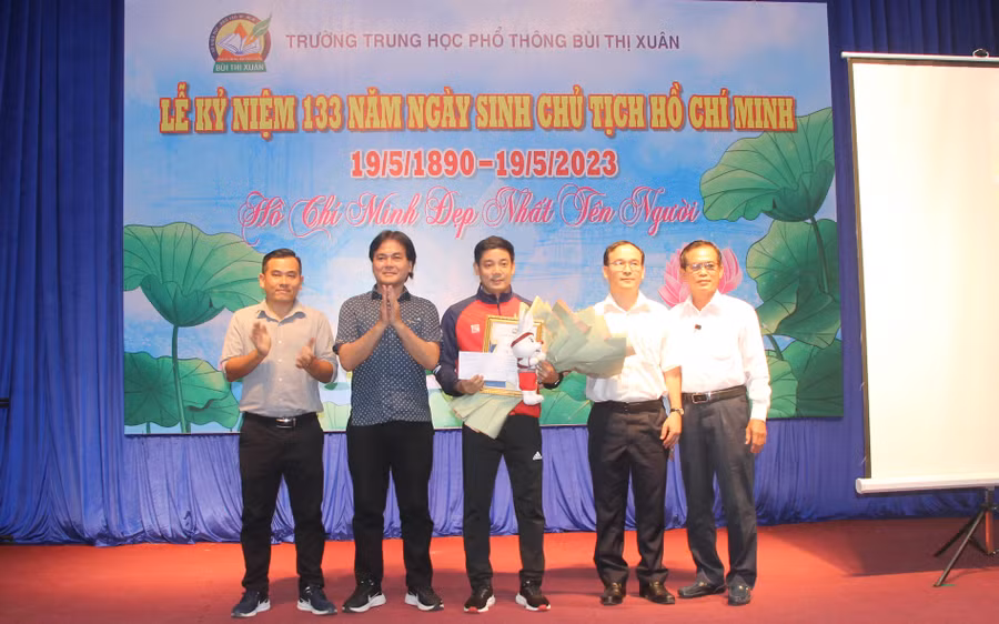 Lãnh đạo Trường THPT Bùi Thị Xuân trao khen thưởng thầy Lê Đức Duy. Lãnh đạo Trường THPT Bùi Thị Xuân trao khen thưởng thầy Lê Đức Duy.