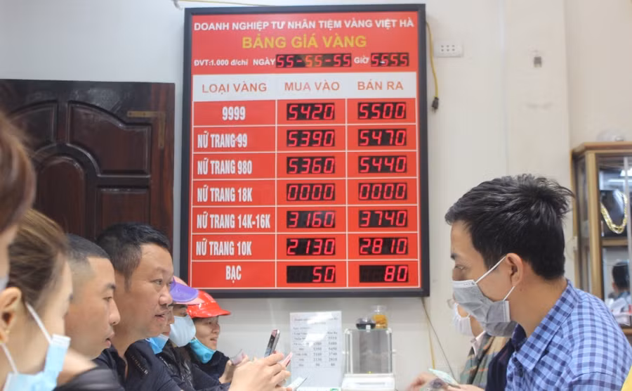 Giá vàng tại của hàng trang sức Hà Tĩnh chốt ở ngưỡng 54,20 - 55,00 triệu đồng/lượng (mua vào - bán ra). Giảm từ 150.000 đồng - 250.000 đồng/lượng so với những ngày trước.