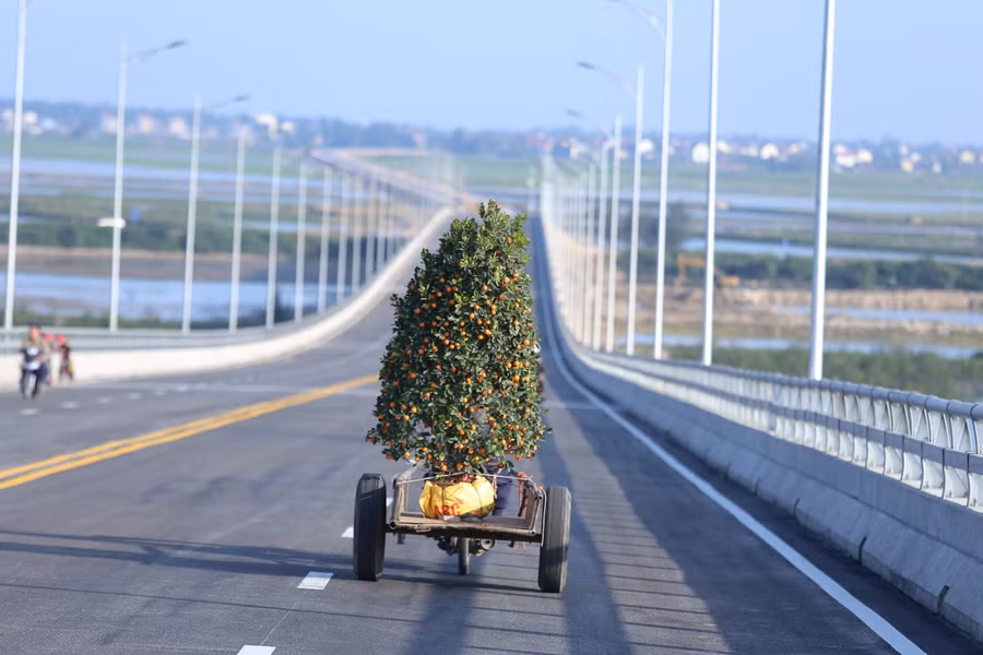 Để phục vụ nhu cầu đi lại của người dân trong dịp Tết Nguyên đán Tân Sửu và Lễ hội Xuân năm 2021, Bộ Giao thông vận tải đã cho phép các loại phương tiện xe thô sơ, môtô, xe gắn máy, ôtô dưới 15 chỗ ngồi và xe tải dưới 1,5 tấn lưu thông qua cầu Cửa Hội từ hôm nay (6/2) đến 15/3. Việc cây cầu đưa vào sử dụng đã tạo điều kiện phát triển kinh tế - xã hội, đặc biệt là kinh tế biển và du lịch, đảm bảo quốc phòng an ninh các tỉnh miền Trung.