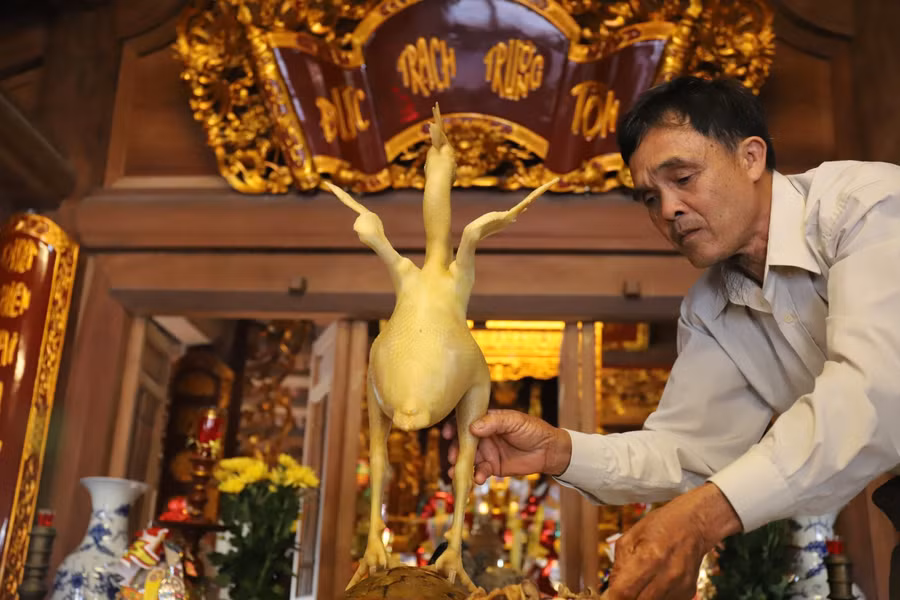 Những mâm cỗ cúng vua Mai được trang trí công phu, bắt mắt với các thế gà bay, gà leo cây tre, gà cưỡi mình rùa, gà chầu phục cỗ…