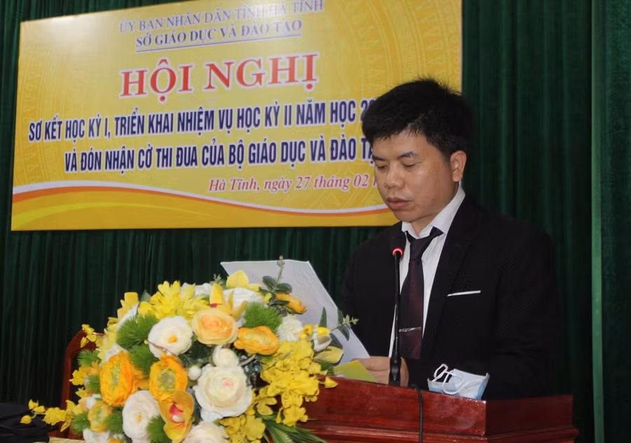 Ông Nguyễn Hồng Cường, phó Giám đốc sỏ GD&amp;ĐT Hà Tĩnh báo cáo sơ kết học kỳ I năm học 2020-2021 tại Hội nghị.