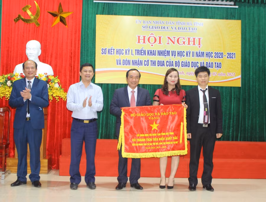 Sở GD&amp;ĐT Hà Tĩnh đón nhận cờ thi đua của Bộ GD&amp;ĐT vì đã có thành tích tiêu biểu xuất sắc dẫn đầu phòng trào “Đổi mới, sáng tạo trong dạy và học” năm học 2019-2020...