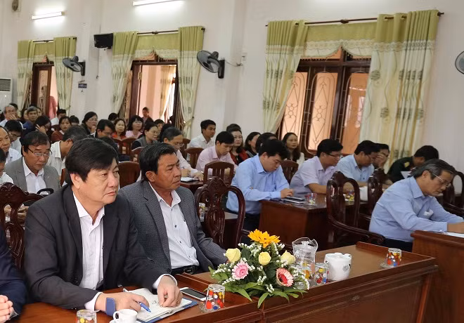 Rất nhiều câu hỏi mang tính thời sự cao được cử tri gửi tới Bộ trưởng Phùng Xuân Nhạ.