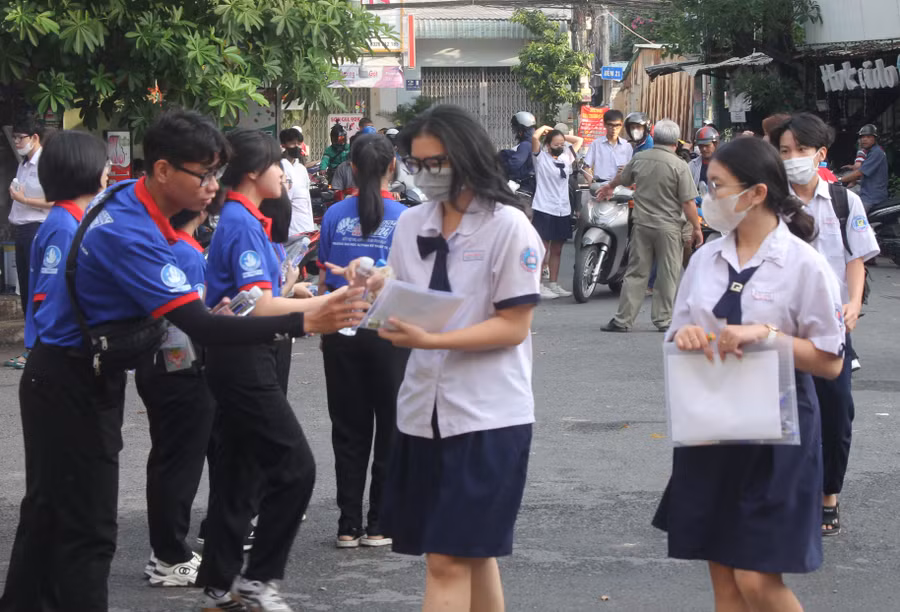 Sinh viên tình nguyện đến từ Trường Đại học Sư phạm Kỹ thuật TPHCM gửi tặng nước uống cho thí sinh tại điểm thi Trường THPT Phước Long (TP Thủ Đức).