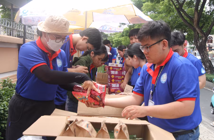 Trong buổi làm thủ tục cũng như buổi thi đầu tiên kỳ thi tốt nghiệp THPT 2024, sinh viên tình nguyện có mặt tại điểm thi Trường THPT chuyên Lê Hồng Phong (Quận 5) từ rất sớm để chuẩn bị những phần bánh và nước uống cho các thí sinh.