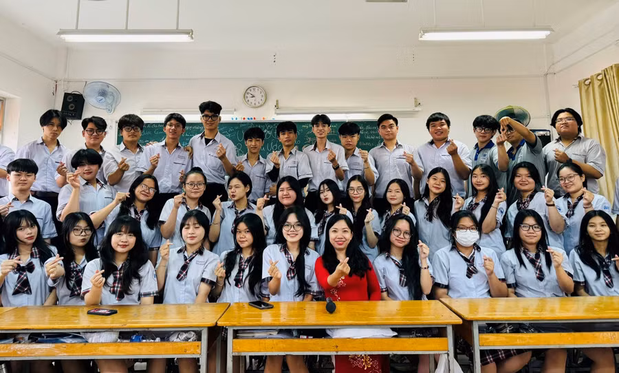 Ths. Lê Phan Phương Ngọc (áo đỏ) cùng học sinh Trường THPT Nguyễn Hữu Thọ.