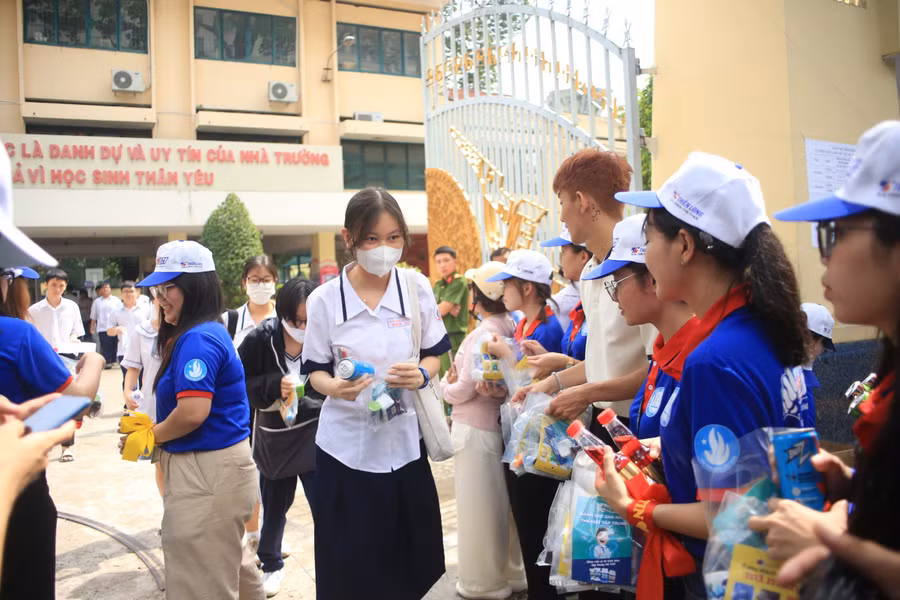 Thí sinh tại điểm thi Trường THPT Hùng Vương (quận 5, TPHCM) phấn khởi sau khi kết thúc môn Ngữ văn. Thí sinh tại điểm thi Trường THPT Hùng Vương (quận 5, TPHCM) phấn khởi sau khi kết thúc môn Ngữ văn.