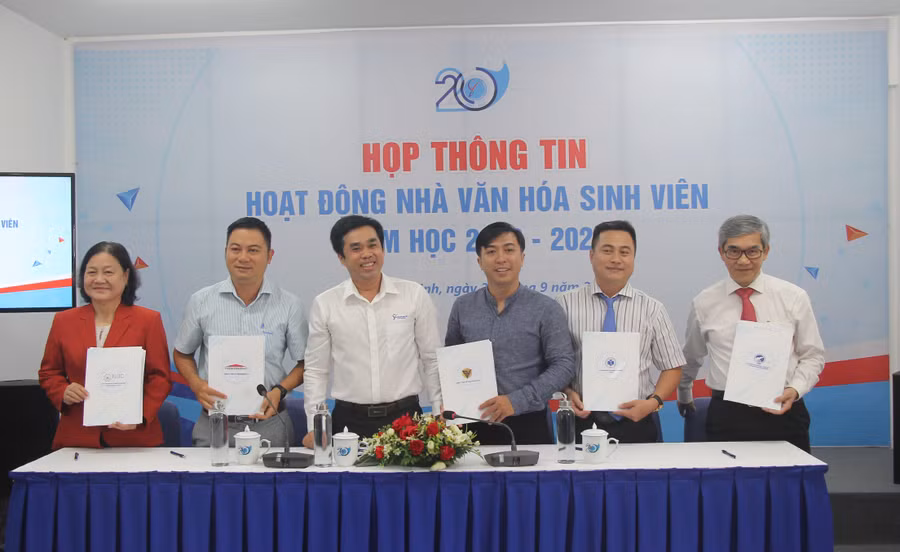 Đại diện Nhà Văn hoá Sinh viên, Ban giám hiệu, Đoàn thanh niên các học viện, trường đại học, cao đẳng và một số đơn vị doanh nghiệp kí kết Biên bản ghi nhớ hợp tác về hoạt động phối hợp trong năm học 2022-2023.