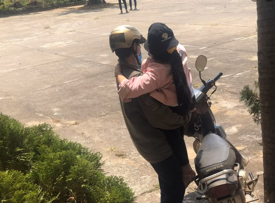 Bố của Như Quỳnh đưa em đến lớp.