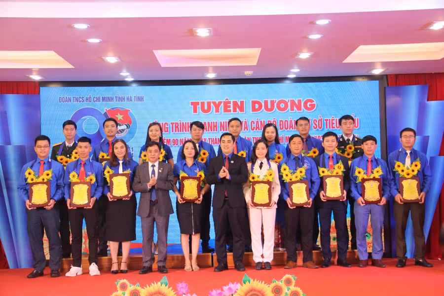 18 cán bộ đoàn tiêu biểu giai đoạn 2017 - 2022 được tuyên dương nhân dịp Kỷ niệm 90 năm Ngày Thành lập Đoàn TNCS Hồ Chí Minh.