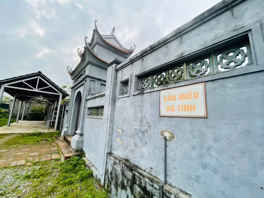 Người dân, du khách muốn vào tham quan, tế bái... phải đi bằng lối cổng phụ phía sau nhà Đại Bái.