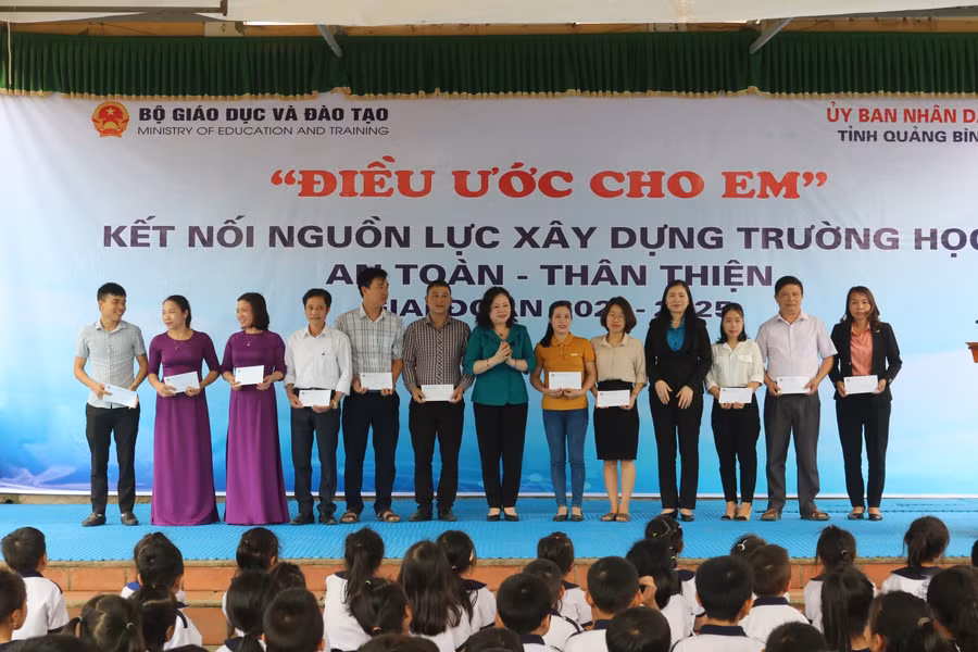 Thứ trưởng Bộ GD&amp;ĐT tặng quà cho giáo viên tiêu biểu vượt khó...