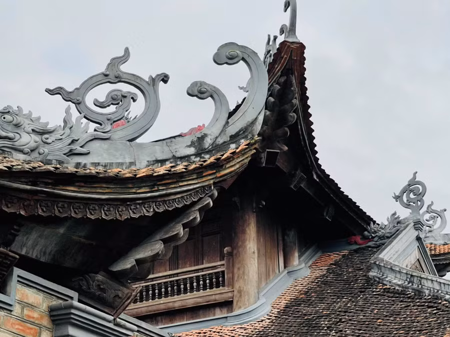 Hoa văn trên các mái nhà sao chép phục dựng từ nguyên bản của Văn Miếu cũ.